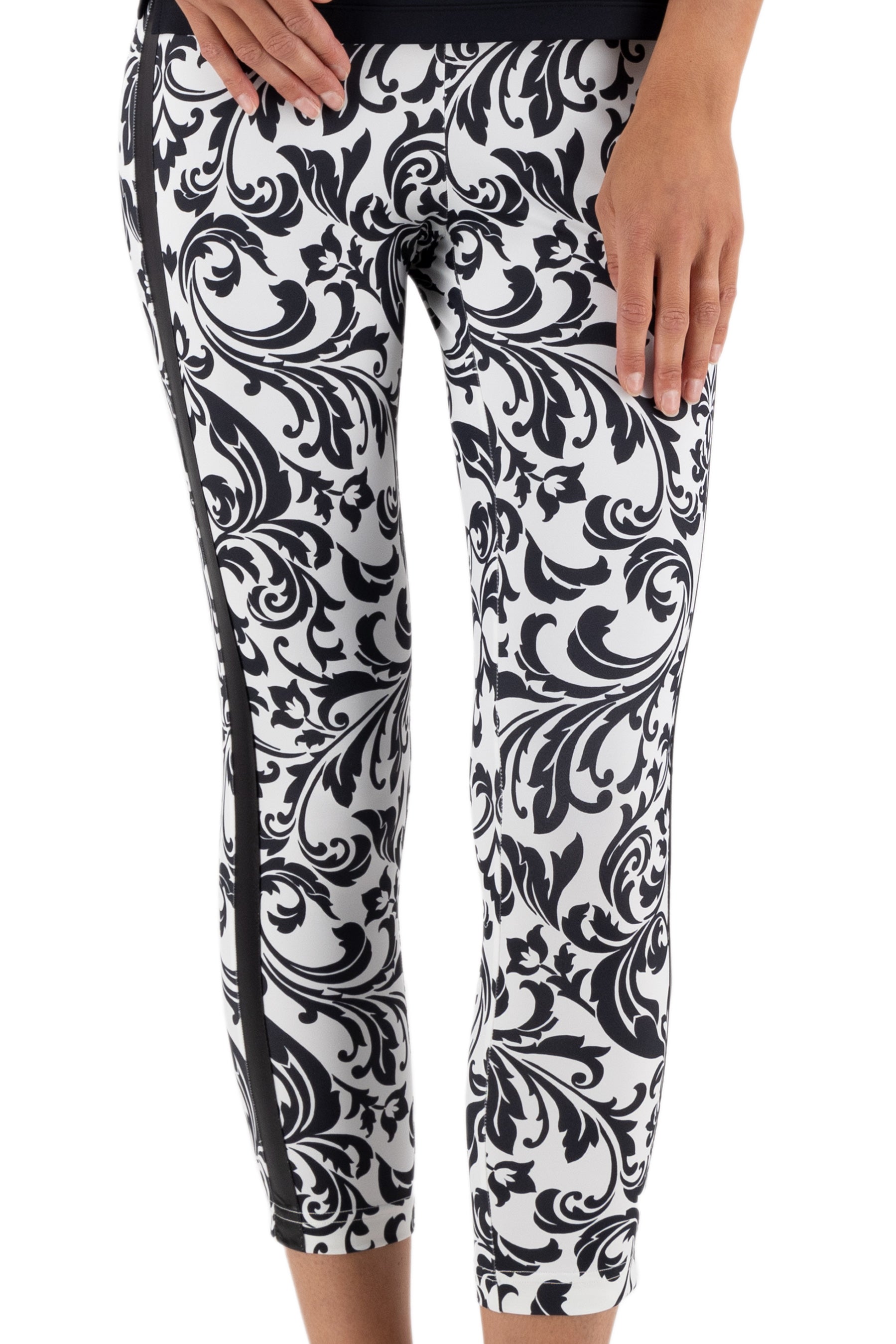 Talia 2 Crop Legging in Black/white renaissance